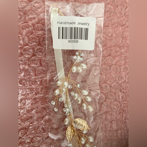 Wedding headpiece with crystals, pearls, and gold embellishments. - Picture 7 of 7